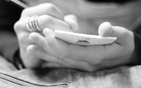 Mani che scrivono su di un taccuino